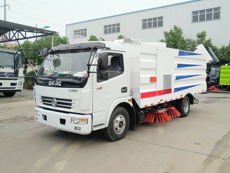 ROAD SWEEPING TRUCK