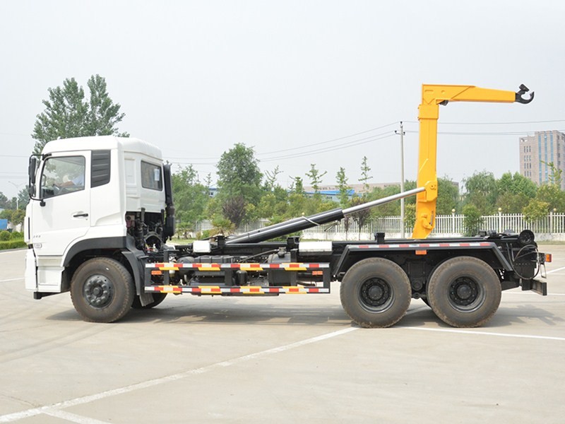 Hook lifting garbage truck