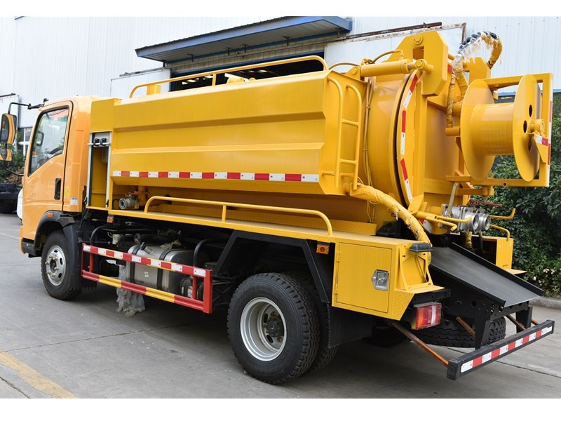 HOWO 5cbm Suction Sewage Truck