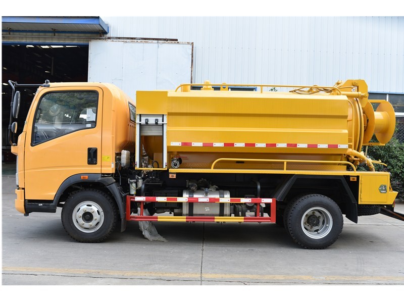 HOWO 5cbm Suction Sewage Truck