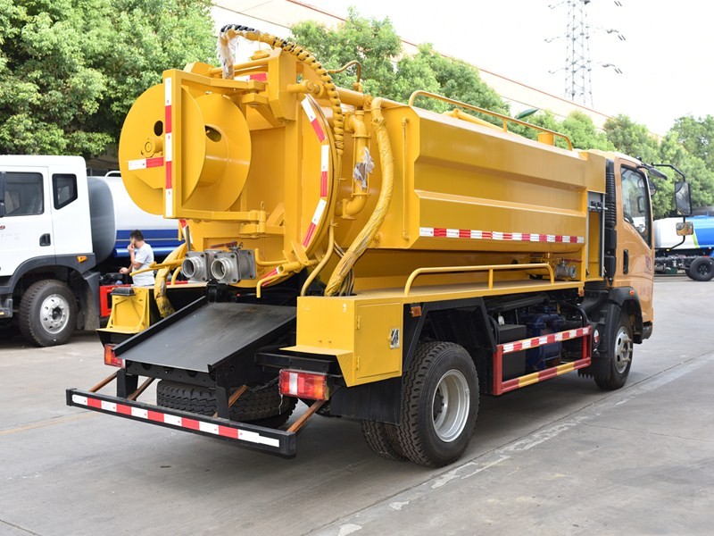 HOWO 5cbm Suction Sewage Truck