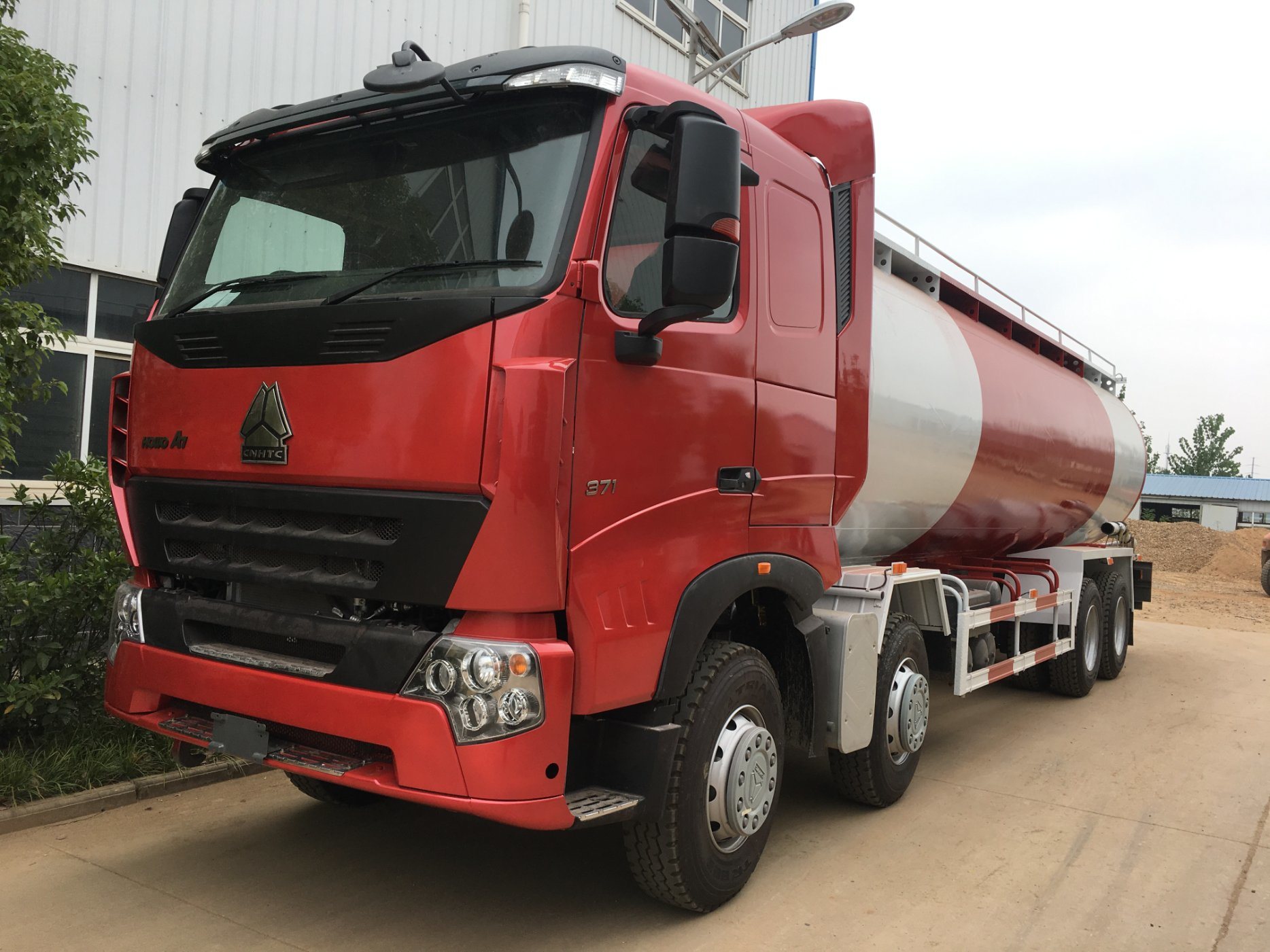 HOWO 8X4 20m3 Heavy Duty Bulk Cement Tank Truck Powder Material Truck