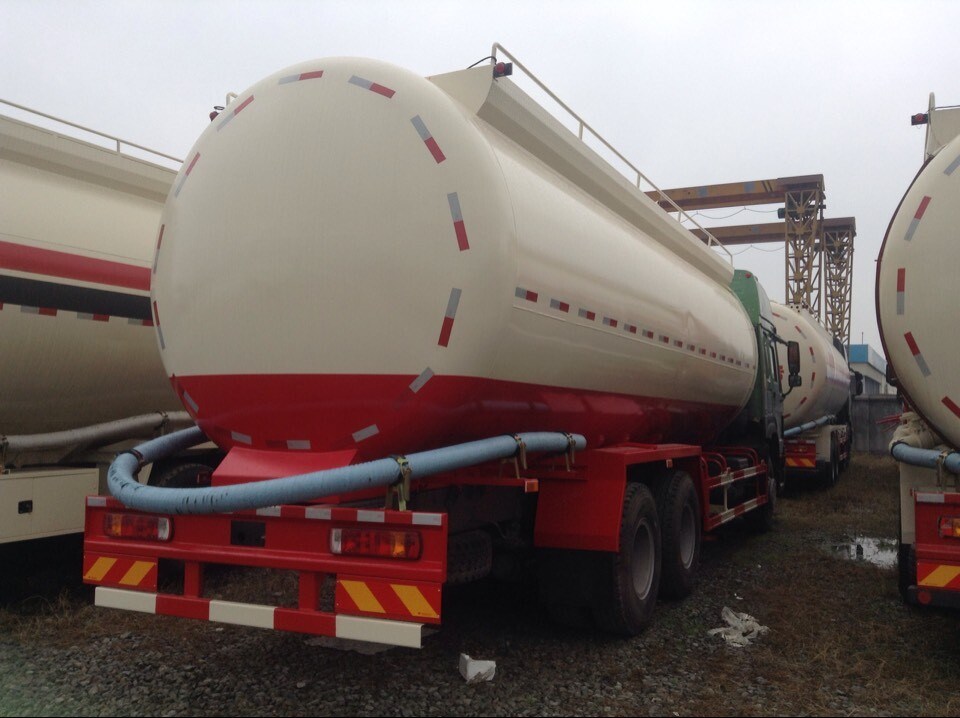 HOWO 8X4 20m3 Heavy Duty Bulk Cement Tank Truck Powder Material Truck