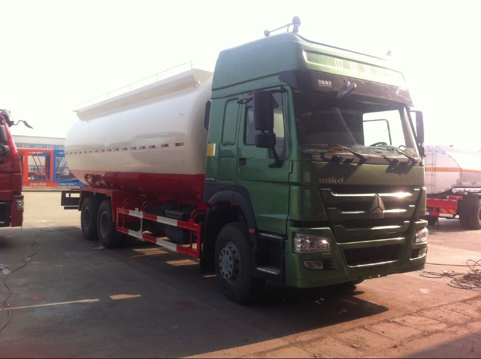 HOWO 8X4 20m3 Heavy Duty Bulk Cement Tank Truck Powder Material Truck